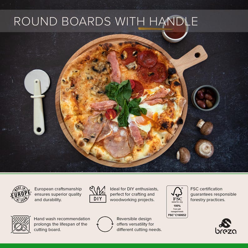 K&ouml;nnte beinhalten: Ein rundes Pizza-Brett aus Holz mit Griff, das eine mehrteilige Pizza mit verschiedenen Bel&auml;gen tr&auml;gt. Ein Pizzaschneider und Zutaten wie Oliven und Pilze befinden sich in der N&auml;he. Der Text "ROUND BOARDS WITH HANDLE" steht oben.