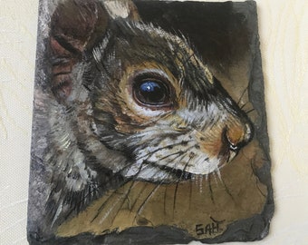 Ardoise peinte en forme d'écureuil gris