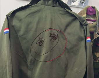 Chaqueta militar vintage bordada a mano "Smiley"