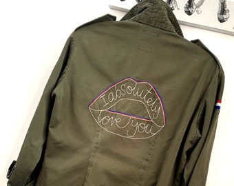 Chaqueta tipo camisa militar vintage bordada a mano con la frase "Lee mis labios: te amo absolutamente".