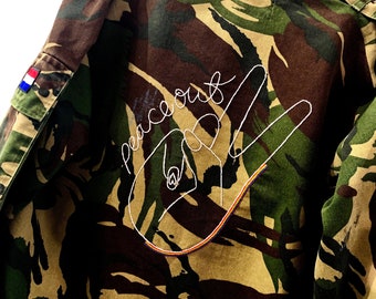 Chaqueta de camuflaje vintage bordada a mano "Peace Out"