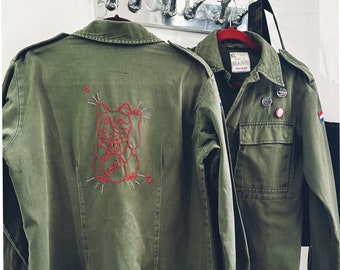 Chaqueta tipo camisa militar vintage bordada a mano con el diseño "Gato de la Suerte".