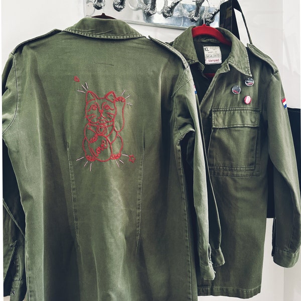 Veste chemise militaire vintage brodée à la main « Lucky Cat »