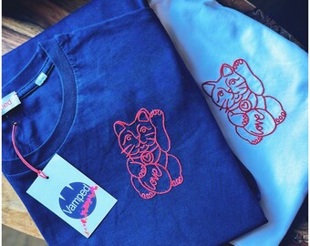Lucky Cat - Camiseta orgánica bordada a mano - Unisex/Mujer
