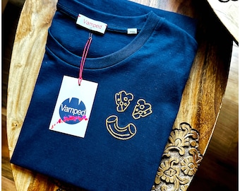 Camiseta orgánica bordada a mano con cara sonriente de macarrones con queso - Unisex/Mujer
