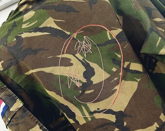 Chaqueta de camuflaje vintage bordada a mano "Smiley"