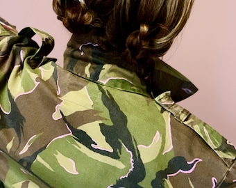 Chaqueta estilo camuflaje vintage pintada a mano: ¡Camuflaje 2.0 para el ejército de la moda!