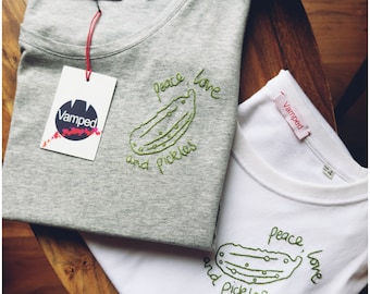 Camiseta bordada a mano "Paz, Amor y Pepinillos" - Unisex/Mujer