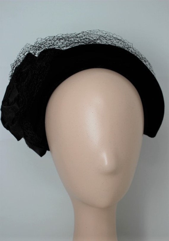 Vintage 1940s / 50s Black Velvet Veiled Curvette