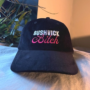 Chapeau en velours côtelé Brooklyn Bitch noir Bushwick | Chapeau papa humoristique adulte | Chapeaux amusants | Chapeaux meme | Bonnet cadeau NYC | Bonnet brodé ajustable