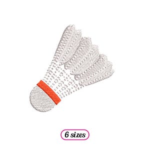 Puede incluir: Un volante de bádminton blanco con una franja naranja alrededor de la base. El volante está hecho de plumas y está diseñado para jugar al bádminton.