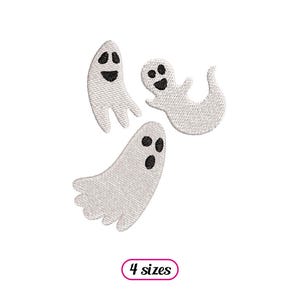Könnte beinhalten: Drei weiße Geister-Stickmotive mit schwarzen Augen und Mündern. Die Geister sind in verschiedenen Posen, wobei ein Geist fliegt und zwei Geister stehen. Der Text "4 Größen" befindet sich unter den Geistern.