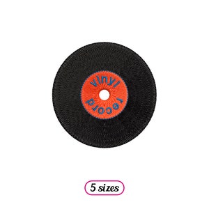 Op de afbeelding: Zwarte vinylplaat met een oranje label waarop "Vinyl Record" in blauwe letters staat.