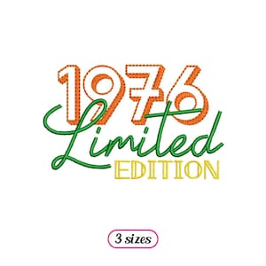以下が含まれることがあります： オレンジ色の「1976」、緑色の筆記体で「Limited」、金色の「EDITION」が刺繍されたデザイン。デザインは白い背景にあります。下部には「3 sizes」と書かれた小さなピンク色の楕円があります。