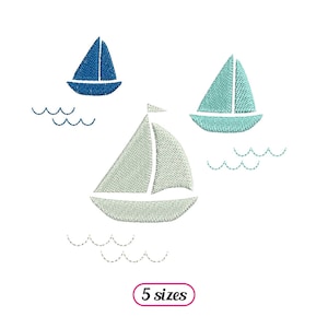 Könnte beinhalten: Drei Stickmotive von Segelbooten mit blauer, türkisfarbener und grauer Stickerei. Die Segelboote sind von Wellen umgeben. Der Text "5 Größen" befindet sich am unteren Rand des Bildes.