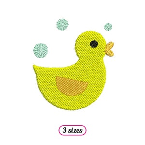 Peut inclure: Canard jaune brodé avec un ventre marron et un œil noir. Trois bulles turquoise flottent au-dessus du canard. Le texte "3 tailles" est dans un ovale rose en bas. Ce motif convient aux articles pour bébés.