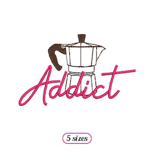 Peut inclure: Motif brodé d'une cafetière avec le mot "Addict" en écriture cursive rose. La cafetière est marron et beige, sur fond blanc. Le texte "5 tailles" est dans un ovale rose.