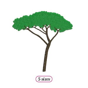 Puede incluir: Diseño bordado de un árbol verde con un tronco marrón. El árbol tiene una copa redondeada y un solo tronco. El diseño está disponible en 5 tamaños.