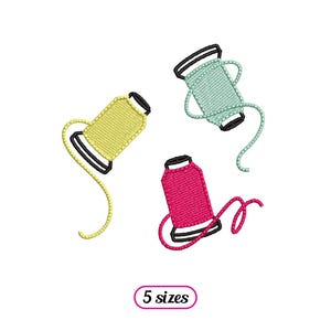Puede incluir: Tres diseños de bordado de carretes de hilo. Los carretes son amarillos, azul claro y rosa. El hilo sale de los carretes. El texto "5 tamaños" está debajo de los carretes.