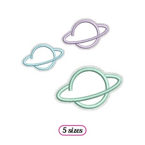May include: Three embroidered designs of planets with rings in different sizes. The planets are light blue and the rings are a lighter shade of blue. The smallest planet is in the upper left corner, the middle planet is in the upper right corner, and the largest planet is in the lower center. The text "5 sizes" is below the planets.