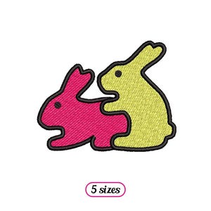 Könnte beinhalten: Gestickter Aufnäher mit zwei Cartoon-Hasen in einer verspielten Pose. Der Hase unten ist rosa und der Hase oben ist gelb.