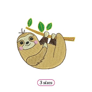 Puede incluir: Diseño bordado de un perezoso marrón colgado de una rama con hojas verdes. El perezoso tiene una cara sonriente con mejillas rosadas. El diseño está disponible en tres tamaños.