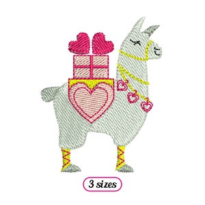 Könnte beinhalten: Stickdatei eines grauen Lamas, das eine rosa Geschenkbox mit einer gelben Schleife und rosa Herzen trägt. Das Lama hat ein gelbes Zaumzeug und rosa Herzen hängen daran. Das Design ist in drei Größen erhältlich.
