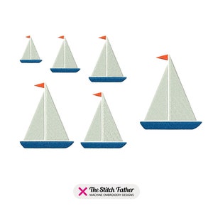 Peut inclure: Six motifs de voiliers brod&eacute;s de diff&eacute;rentes tailles, avec des voiles blanches et des coques bleues, et des drapeaux orange. Les voiliers sont dispos&eacute;s en quinconce.
