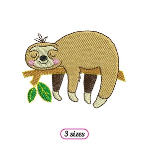 Puede incluir: Diseño bordado de un perezoso marrón durmiendo en una rama con hojas verdes. El perezoso tiene los ojos cerrados y un rubor rosado en las mejillas.