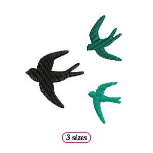 Può includere: Motivi di uccelli ricamati in nero e verde acqua. L'immagine mostra tre motivi di uccelli in diverse dimensioni. Il testo "3 sizes" è in un ovale rosa. Gli uccelli volano con le ali spiegate.