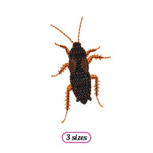 Peut inclure: Illustration détaillée d'un cafard, avec un corps brun foncé et des pattes et antennes orange. L'image est sur fond blanc. Le texte "3 sizes" est dans un ovale rose.