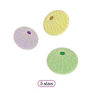 Puede incluir: Tres diseños de erizo de mar bordados, uno amarillo con un centro marrón, uno morado con un centro morado y uno verde con un centro verde. Los diseños están sobre un fondo blanco. 5 tamaños.