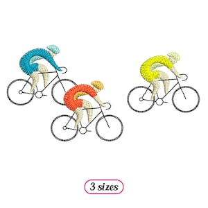 Peut inclure: Trois motifs brodés de cyclistes à vélo. Les cyclistes portent des maillots bleu, orange et jaune. Les vélos sont noirs avec des pneus blancs.