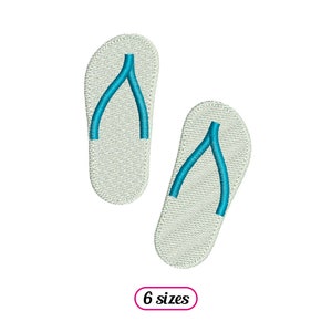 Puede incluir: Dos chanclas blancas con tiras azules. Las chanclas están bordadas y disponibles en seis tallas.