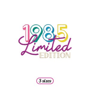 Può includere: Un design colorato con il testo "1985 Limited Edition" in rosa, verde acqua, giallo e viola. La parola "Edition" è beige chiaro. In basso, un piccolo ovale rosa con la scritta "3 sizes".