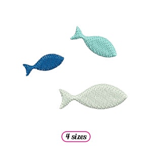 Könnte beinhalten: Drei gestickte Fischmotive in Blau, Hellblau und Weiß. Die Motive sind in vier Größen erhältlich.