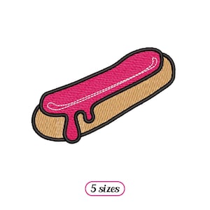 Pode incluir: Design bordado de um cachorro-quente com cobertura rosa pingando por cima. O pão de cachorro-quente é bege com uma contorno preto. O texto "5 tamanhos" está abaixo.