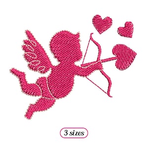 Puede incluir: Diseño bordado rosa de un cupido con alas, sosteniendo un arco y una flecha, disparando una flecha a un corazón. Hay tres corazones en el diseño, con el texto "3 tamaños" debajo.