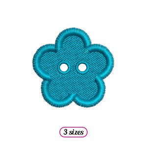 Può includere: Un bottone a forma di fiore blu turchese con due fori al centro. Il bottone ha una superficie testurizzata ed è disponibile in tre dimensioni.