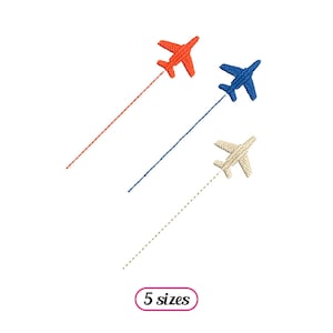 以下が含まれることがあります： 赤、青、ベージュの3色の刺繍飛行機。飛行機は斜めに飛んでおり、後ろに軌跡を残しています。画像には「5サイズ」というテキストが含まれています。