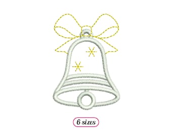Puede incluir: Una campana blanca con un lazo dorado y estrellas. La campana es un adorno navideño y está disponible en seis tamaños.