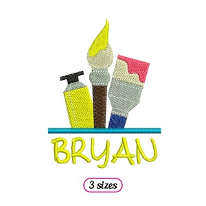 Könnte beinhalten: Gestickte Gestaltung mit drei Pinseln und einer Farbtube, darunter der Name "BRYAN" in Gelb. Das Design ist auf weißem Hintergrund.