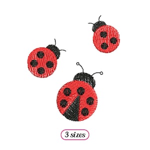 Könnte beinhalten: Drei rote Marienkäfer mit schwarzen Punkten und Fühler. Die Marienkäfer sind gestickt und in drei Größen erhältlich.