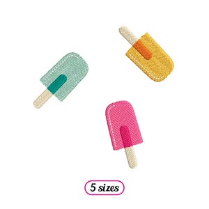 Puede incluir: Tres diseños bordados de helados en color turquesa, amarillo y rosa, cada uno con un palito de madera. El texto "5 tamaños" está en un óvalo rosa. Estos diseños son adecuados para manualidades con temática veraniega.