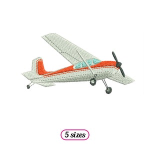 以下が含まれることがあります： プロペラが付いた白とオレンジの飛行機。飛行機は空を飛んでいます。画像には「5サイズ」というテキストが含まれています。