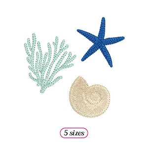 Può includere: Disegni ricamati di una stella marina blu, un corallo verde chiaro e una conchiglia beige su sfondo bianco. L'immagine include il testo "5 taglie" in un ovale rosa.
