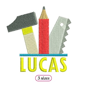 Könnte beinhalten: Gestickte Designs mit einem Hammer, Bleistift und einer Säge mit dem Namen "LUCAS" in gelben Buchstaben. Das Design ist auf blauem Hintergrund und hat ein "3 Größen"-Label.