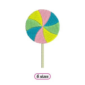 Può includere: Un lecca-lecca colorato con un design a spirale rosa, giallo, verde e blu. Il lecca-lecca è su un bastoncino bianco.