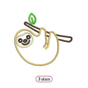 Puede incluir: Un diseño de bordado de línea de un perezoso colgado de una rama con una hoja. El perezoso es marrón y beige, y la rama es marrón. El diseño está disponible en tres tamaños.