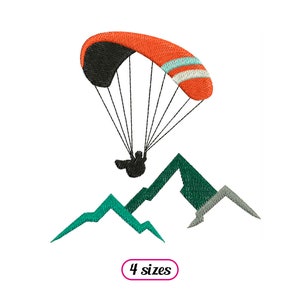 Może przedstawiać: Pomarańczowy i biały paralotnia z czarną baldachimem leci nad zielonym i szarym pasmem górskim. Paralotnia ma czarną sylwetkę osoby latającej w niej. Tekst "4 rozmiary" znajduje się pod obrazem.